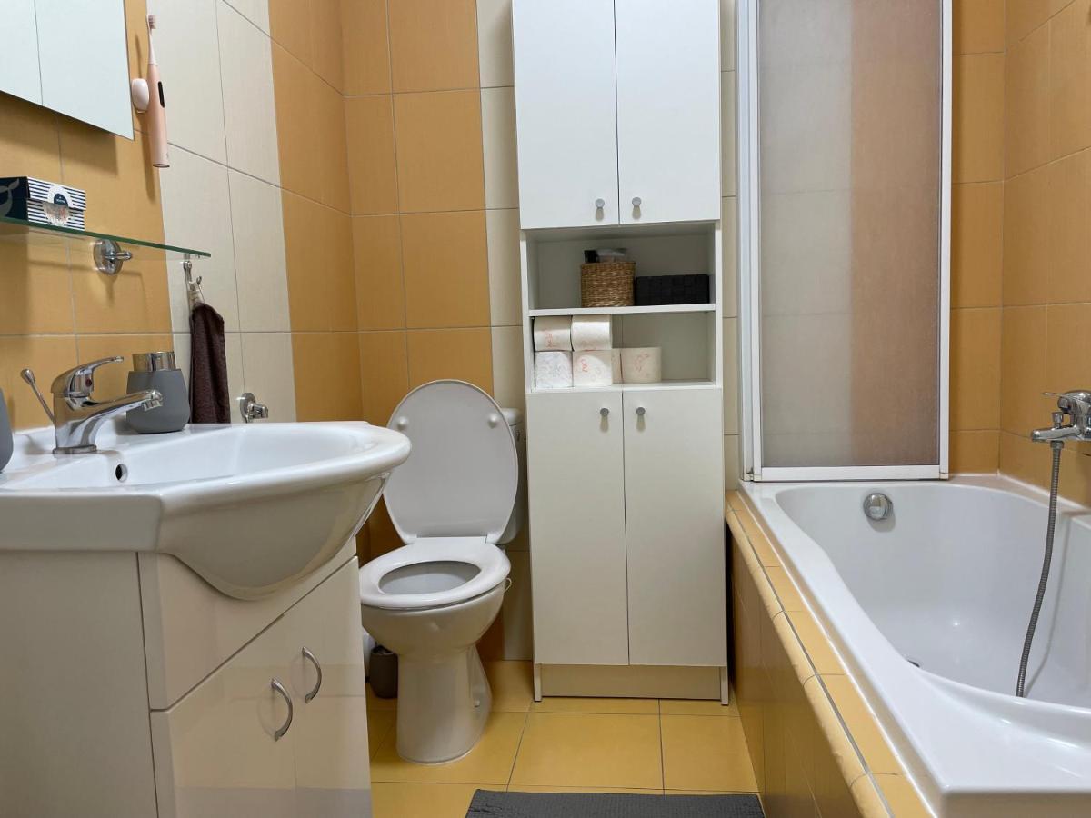 Cozy Apartment Near The City Center Hradec Kralove Exterior photo
